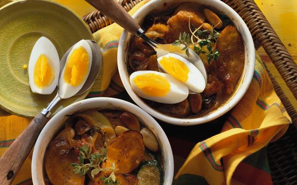 Ragoût de pain mexicain aux légumes, bananes plantains et œufs
