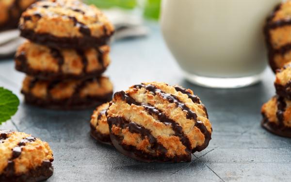 Macarons de noix de coco avec filet de chocolat sans gluten