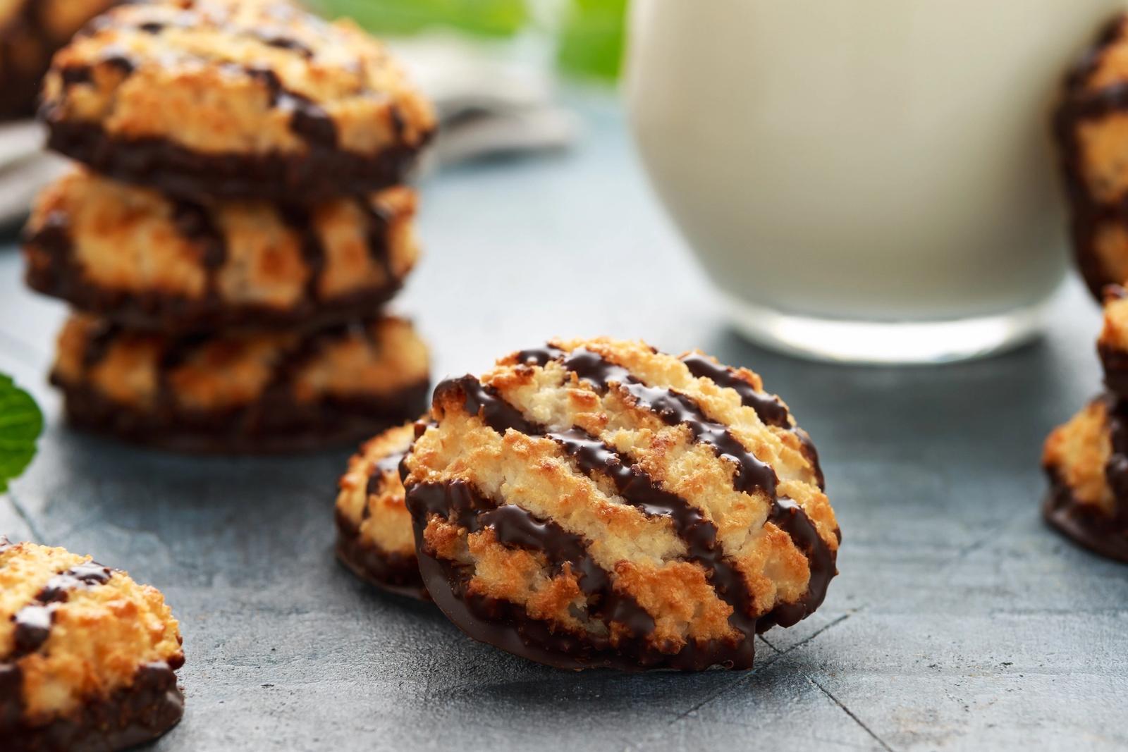 Macarons de noix de coco avec filet de chocolat sans gluten