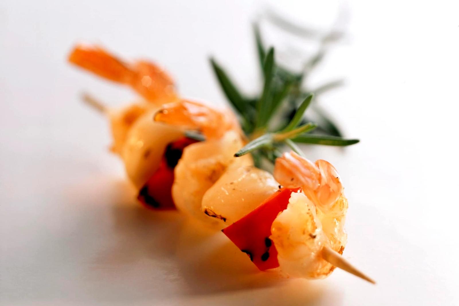 Brochettes de crevettes et de légumes au romarin