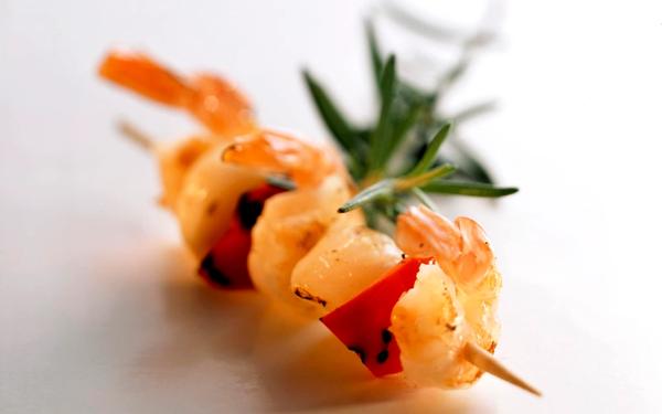 Brochettes de crevettes et de légumes au romarin
