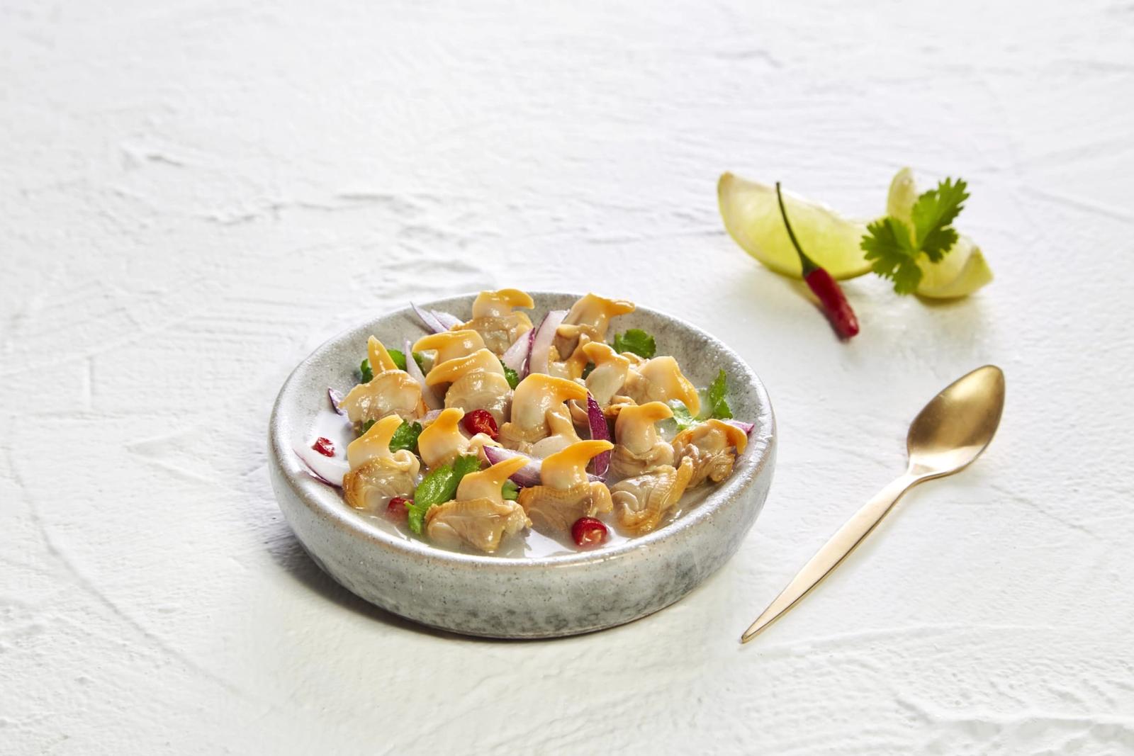 Ceviche de coques au citron vert, coriandre et piment