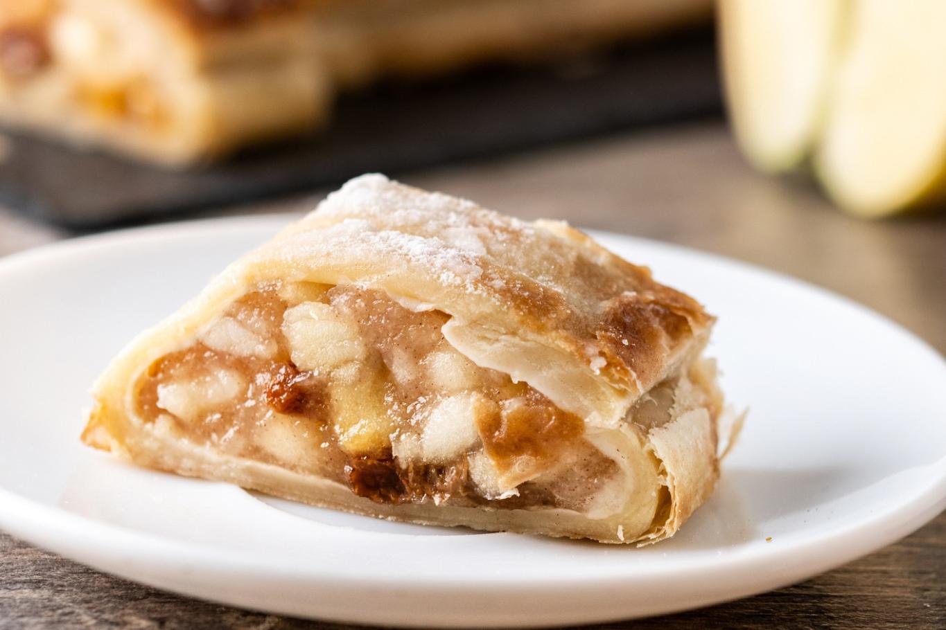 Hausgemachte Apfelstrudel aux pommes sucrées, raisins secs, cannelle et noix