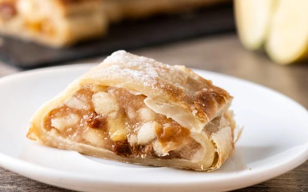 Hausgemachte Apfelstrudel aux pommes sucrées, raisins secs, cannelle et noix