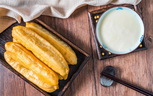 Bâtonnets de pâte frits chinois et lait de soja