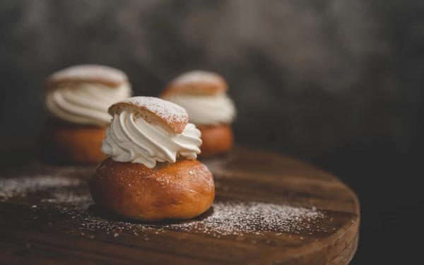 Recette de la Semla, dessert suédois traditionnel à la crème fouettée