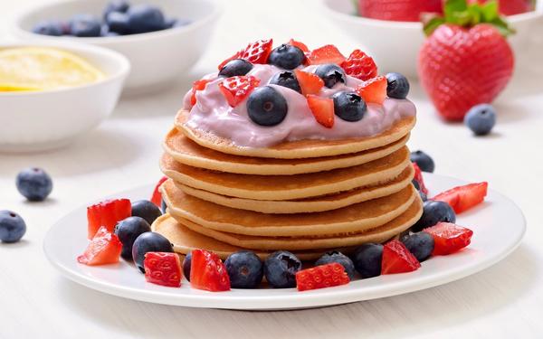 Pancakes au yaourt et fruits
