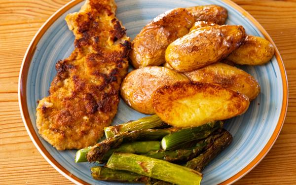 Schnitzel, asperges vertes et pommes de terre rôties