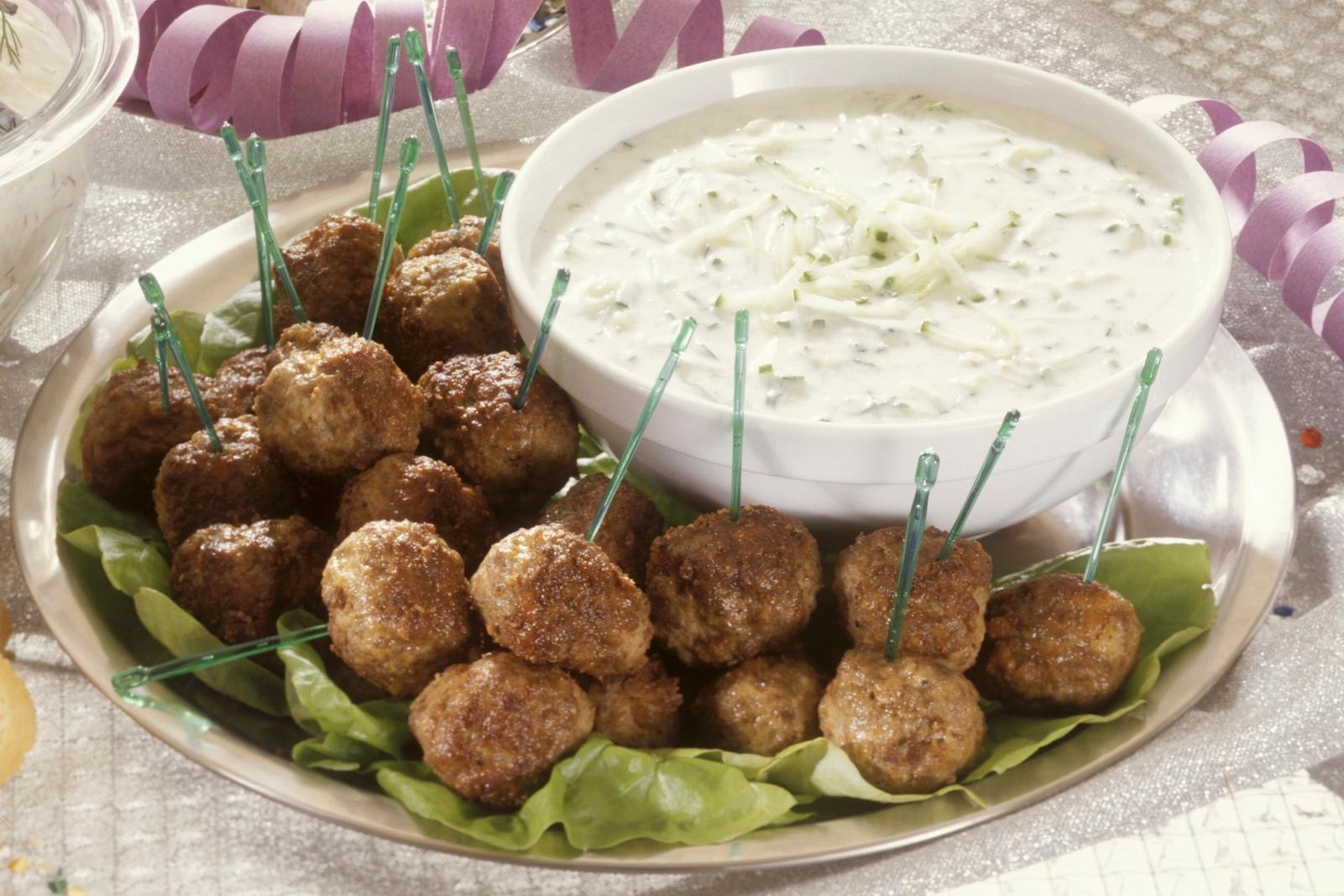 Assiette d'amuse-gueules avec boulettes de viande et sauce au concombre