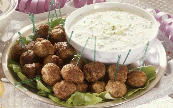 Assiette d'amuse-gueules avec boulettes de viande et sauce au concombre