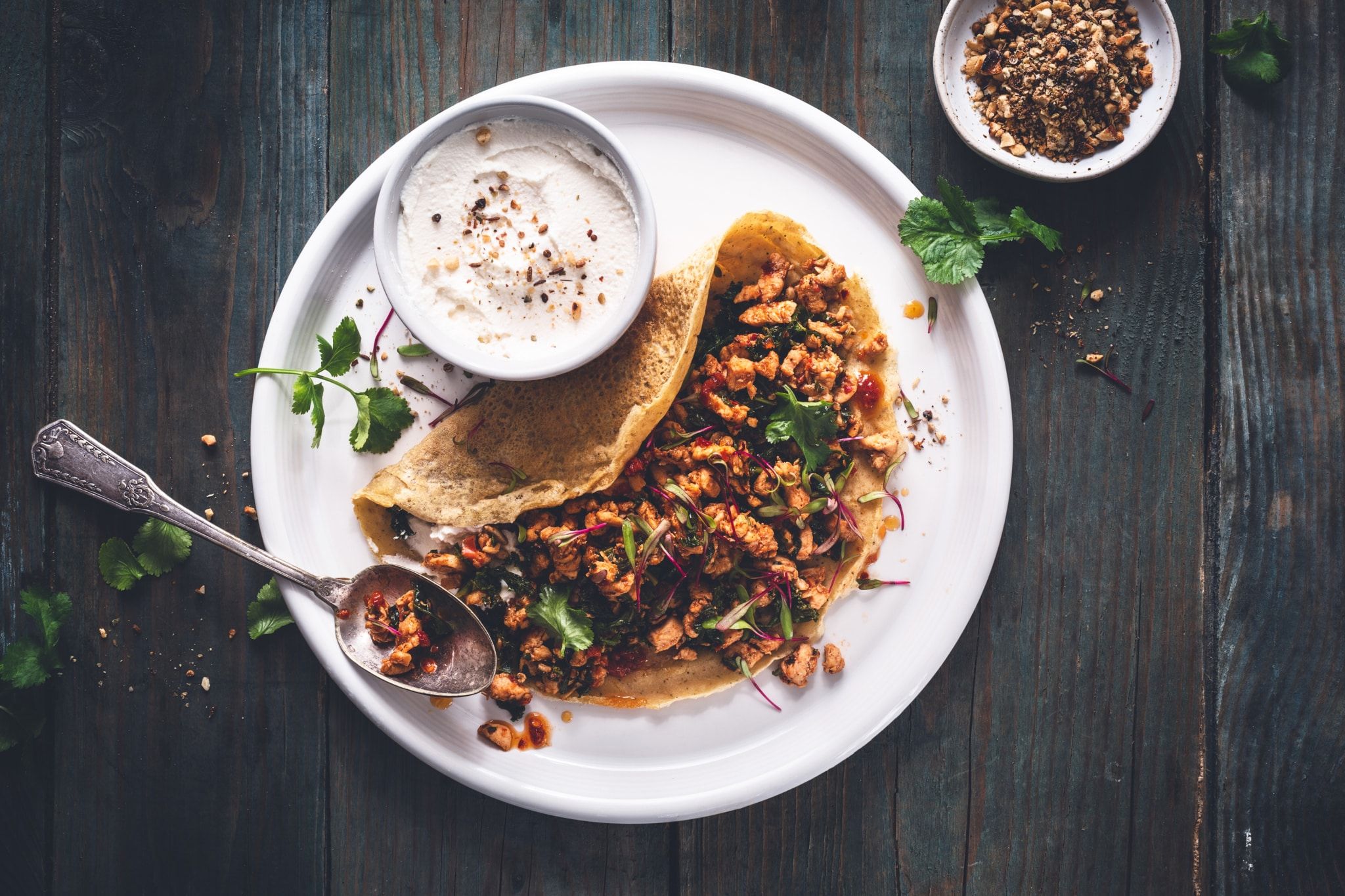 Crêpes salées aux pois chiches, poulet, harissa et kale