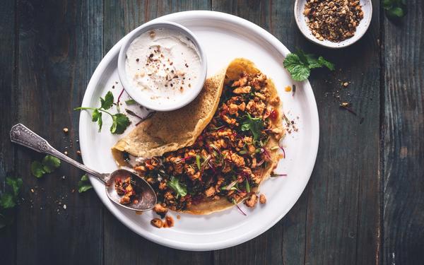 Crêpes salées aux pois chiches, poulet, harissa et kale