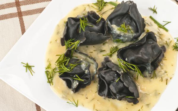 Raviolis noirs garnis de saumon à l'aneth, sauce à la moutarde
