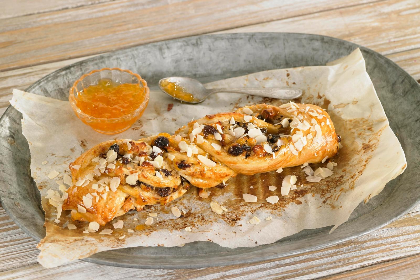 Tresse au massepain et aux raisins secs