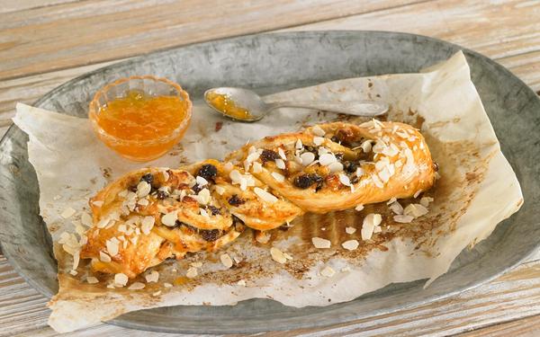 Tresse au massepain et aux raisins secs