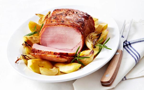 Rôti de porc fumé aux oignons et aux pommes