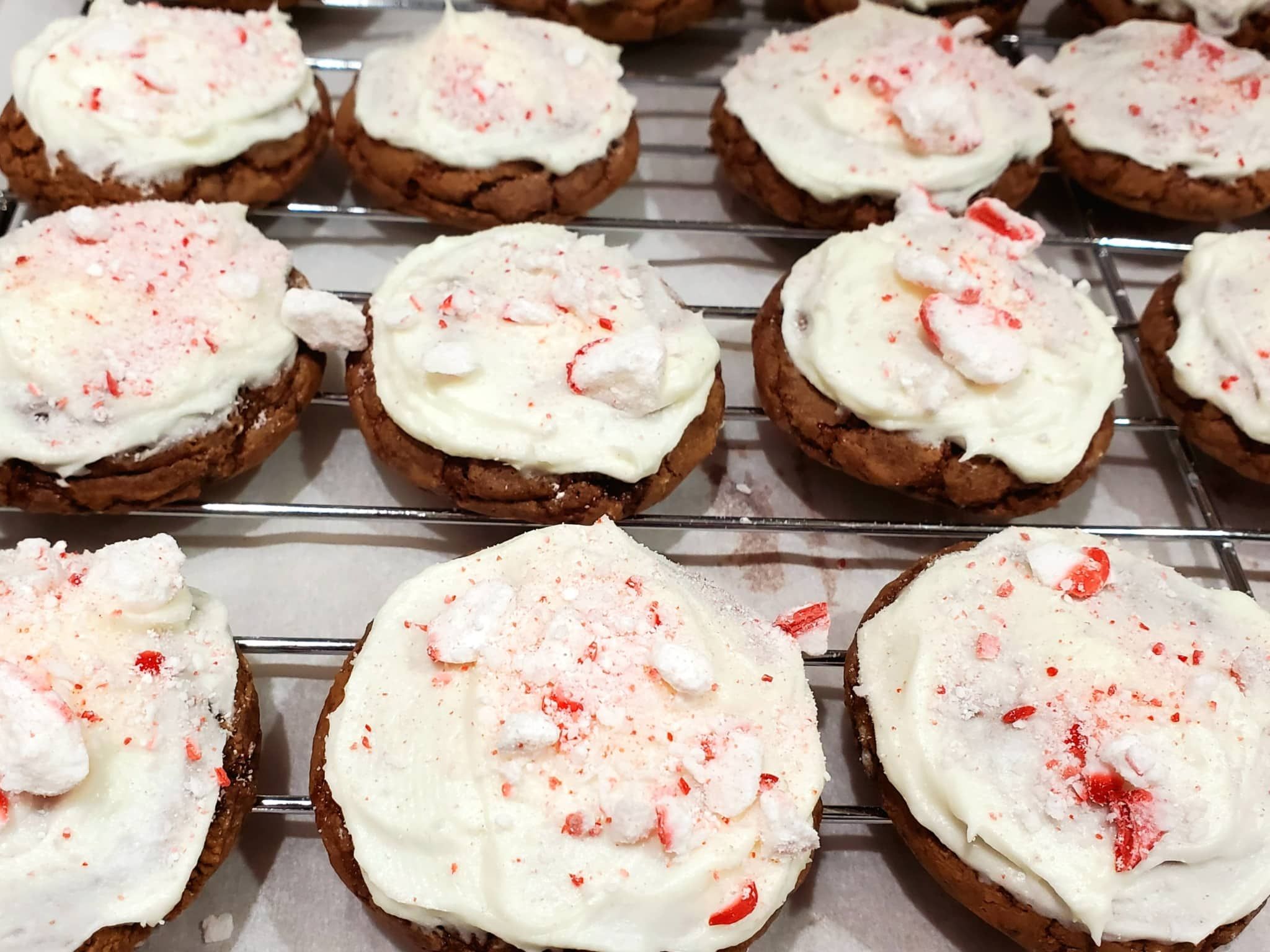 Biscuits à la menthe poivrée avec glaçage blanc