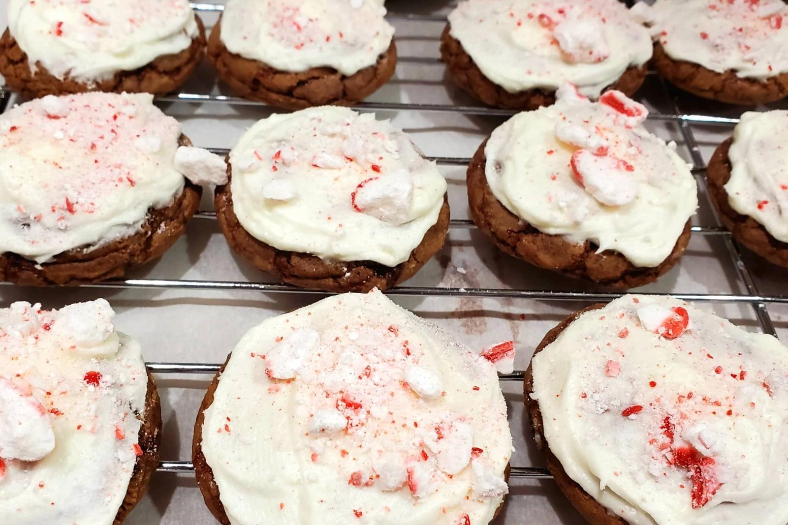 Biscuits à la menthe poivrée avec glaçage blanc