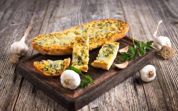 Pain à l’ail gratiné au fromage et aux herbes fraîches