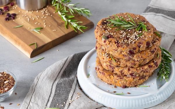 Galette pour burger au quinoa, aux haricots rouges et aux légumes