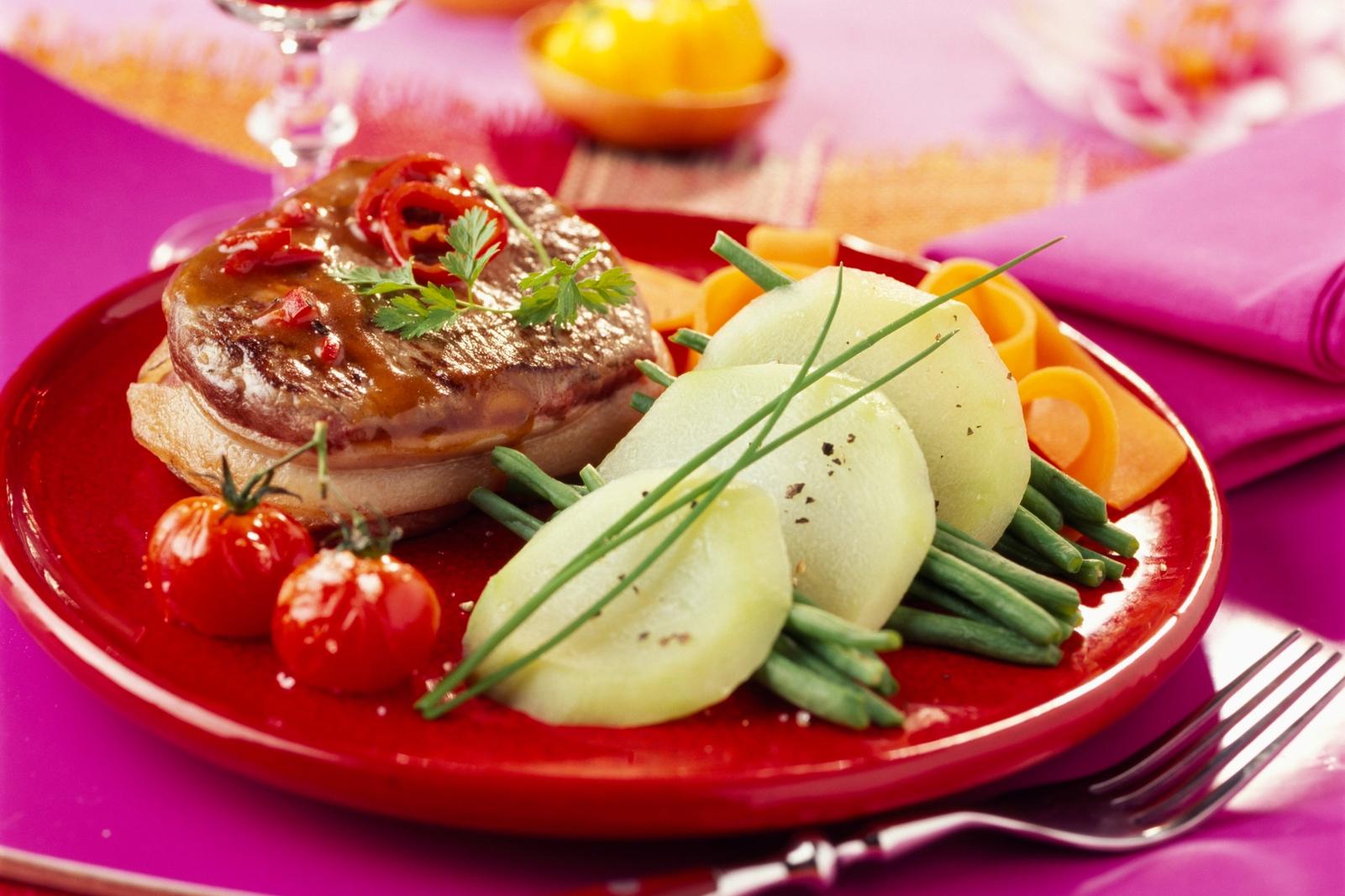 Filet de bœuf, sauce au piment, éventail de christophines et légumes croquants