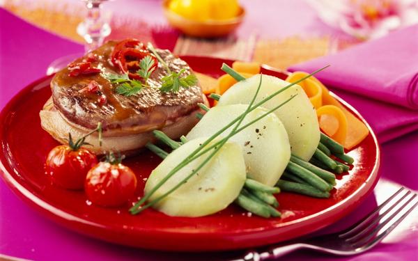 Filet de bœuf, sauce au piment, éventail de christophines et légumes croquants