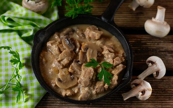 Ragoût de porc aux champignons en sauce