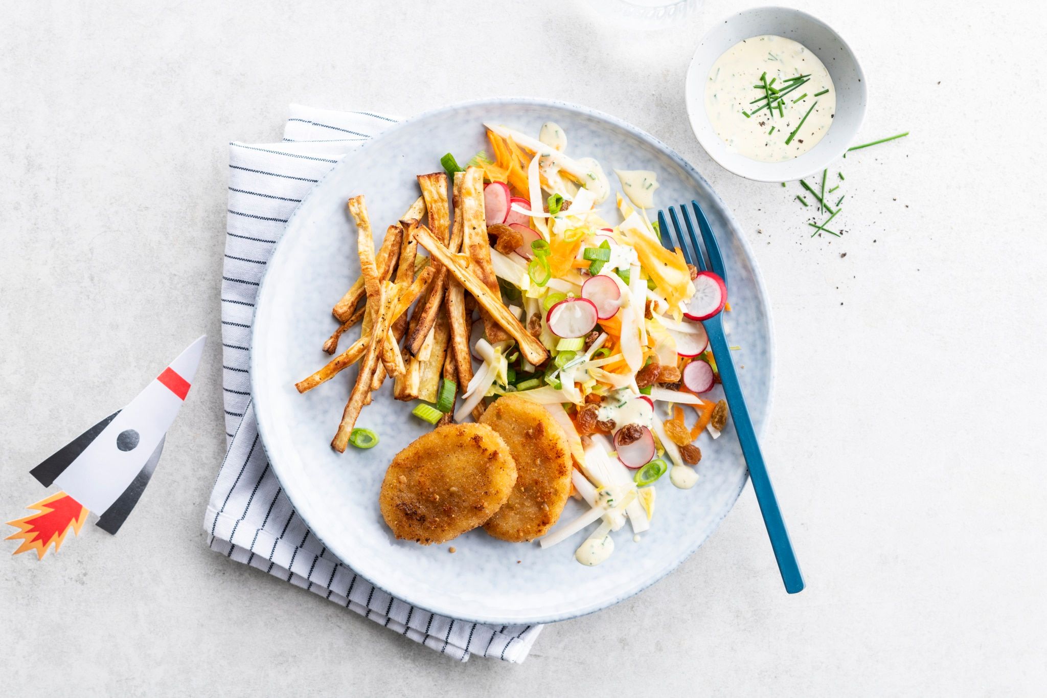 Mini burger au fromage, salade d'endives croquantes et frites de panais