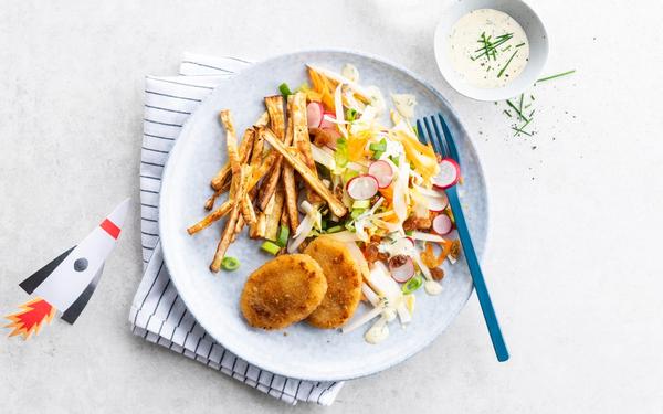 Mini burger au fromage, salade d'endives croquantes et frites de panais