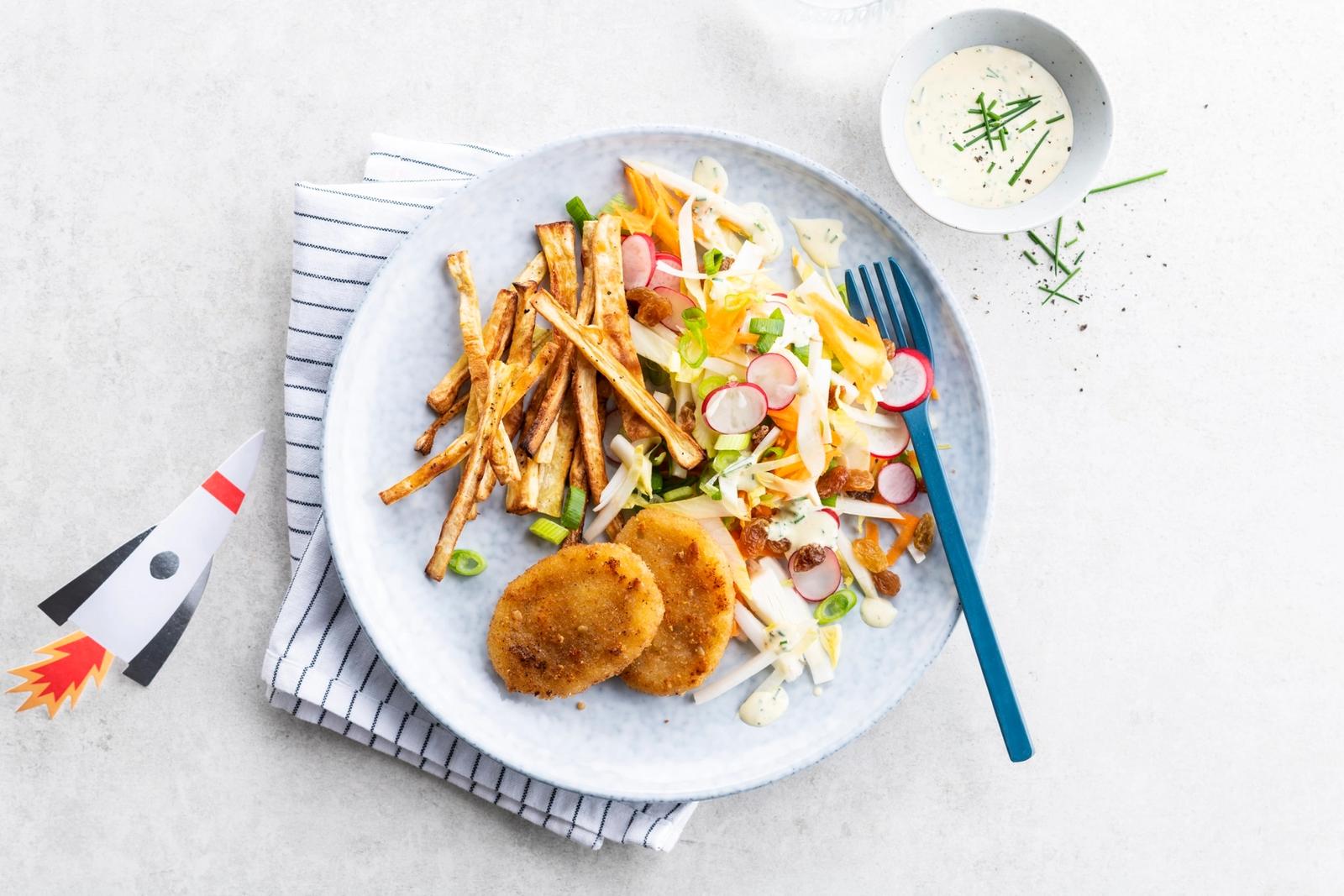 Mini burger au fromage, salade d'endives croquantes et frites de panais