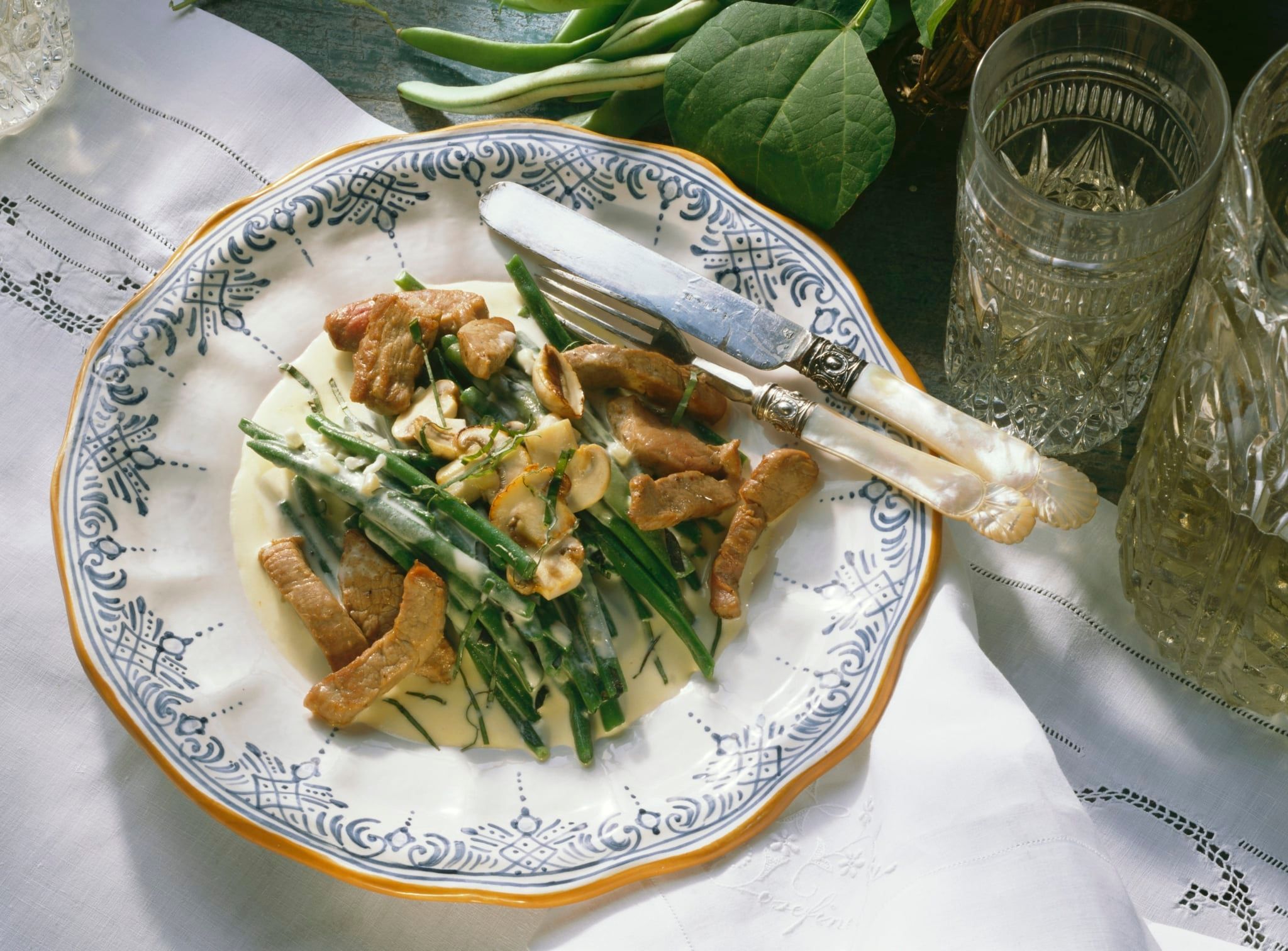 Haricots princesse à la crème de basilic avec des lamelles de filet de porc