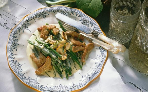Haricots princesse à la crème de basilic avec des lamelles de filet de porc