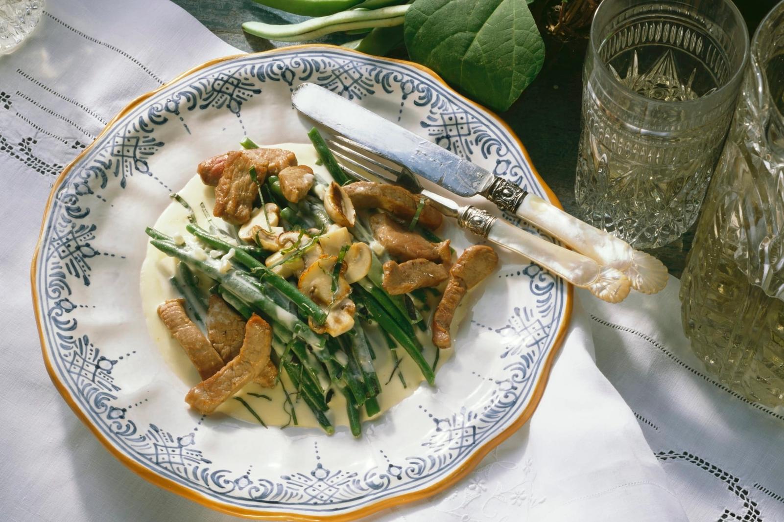 Haricots princesse à la crème de basilic avec des lamelles de filet de porc