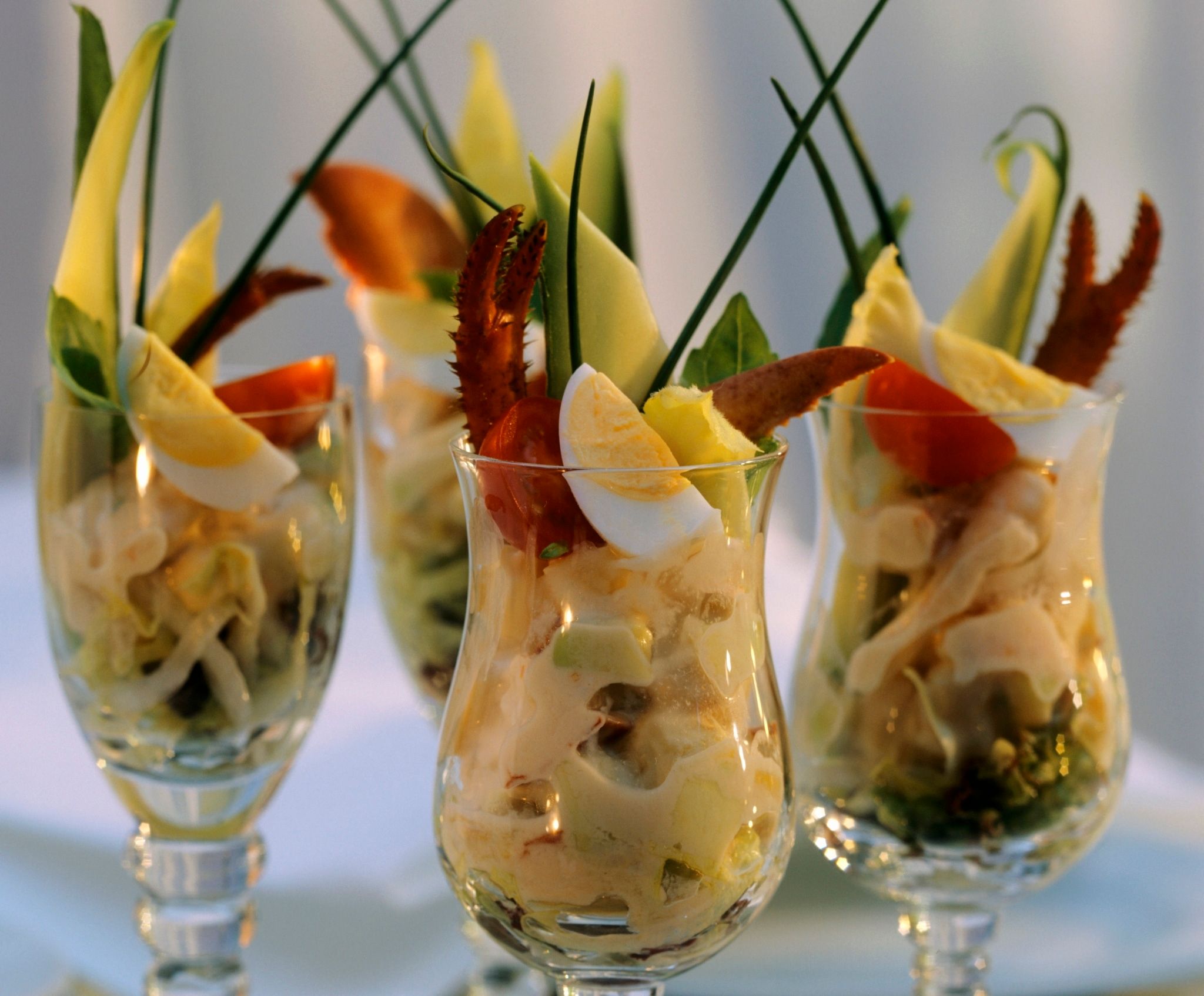 Cocktail de homard et crevettes en verrine, garniture fraîcheur