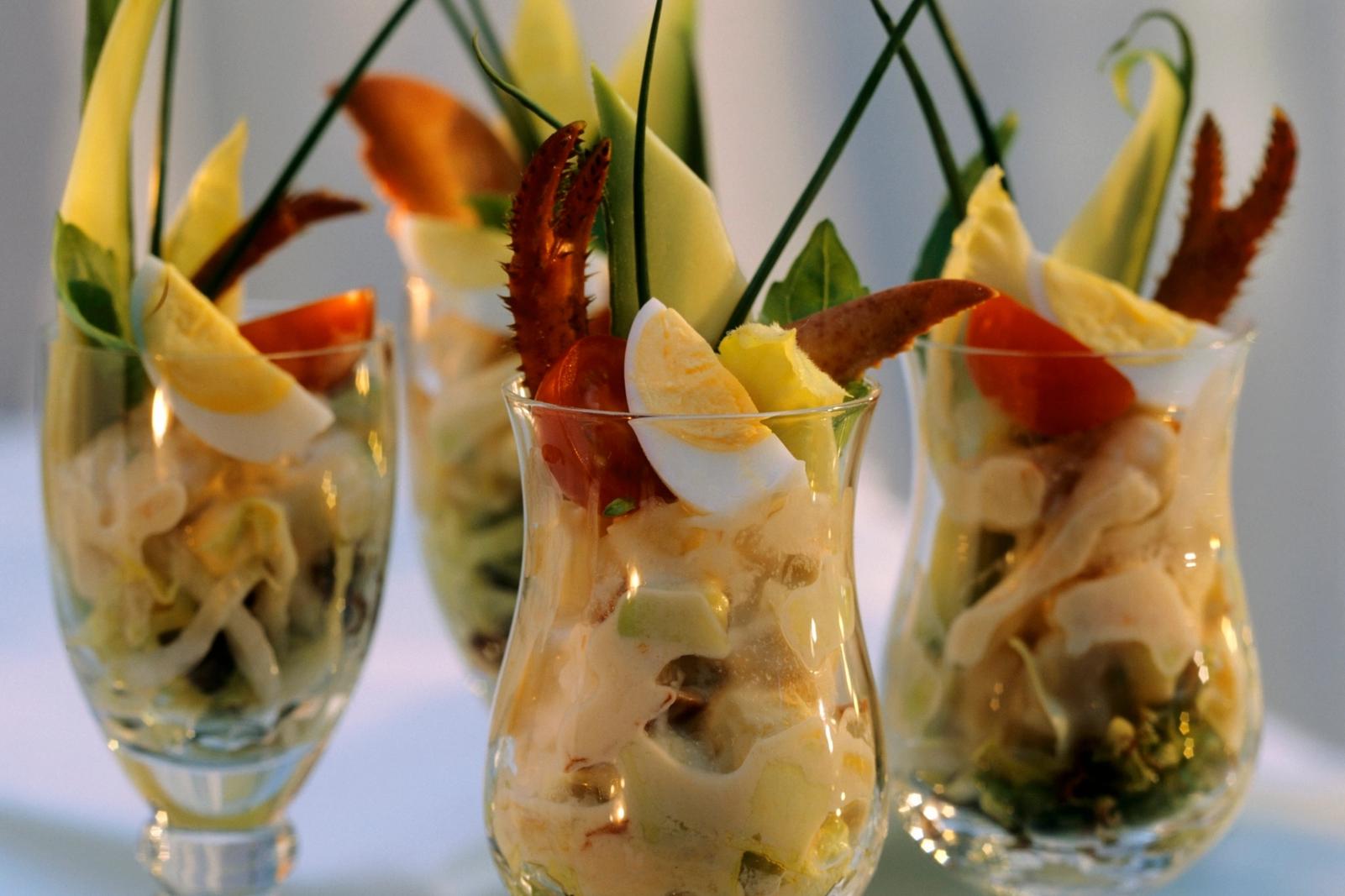 Cocktail de homard et crevettes en verrine, garniture fraîcheur