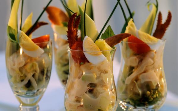 Cocktail de homard et crevettes en verrine, garniture fraîcheur
