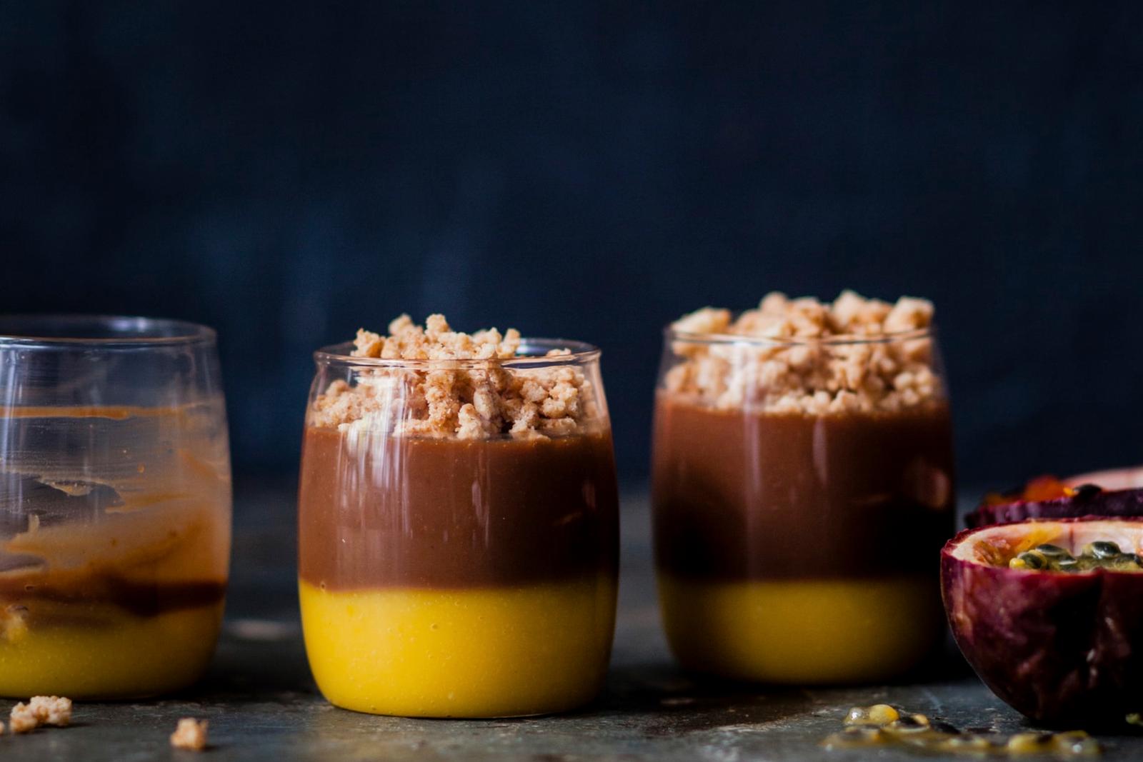 Crème au praliné, curd passion et streusel coco