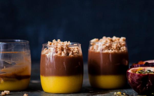 Crème au praliné, curd passion et streusel coco