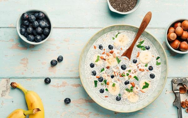 Pudding aux graines de chia, banane, myrtille et noisette