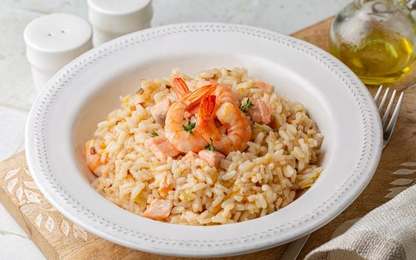 Risotto aux crevettes, au saumon, au poireau et à la mandarine