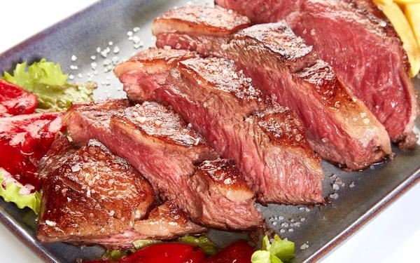 Picanha de veau grillée, frites maison, poivrons rouges rôtis et salade verte