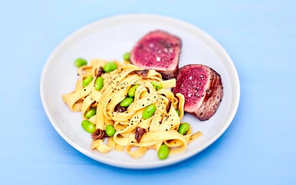 Fettuccine aux cèpes, édamame et filet de cerf