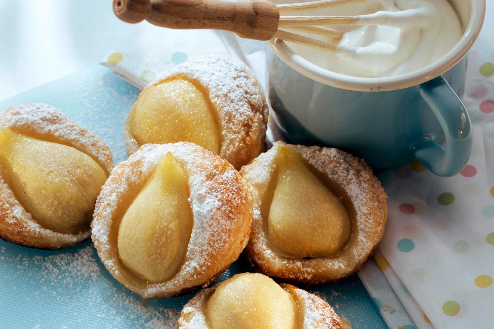 Tartelettes feuilletées aux poires et crème fouettée