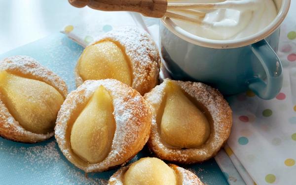 Tartelettes feuilletées aux poires et crème fouettée