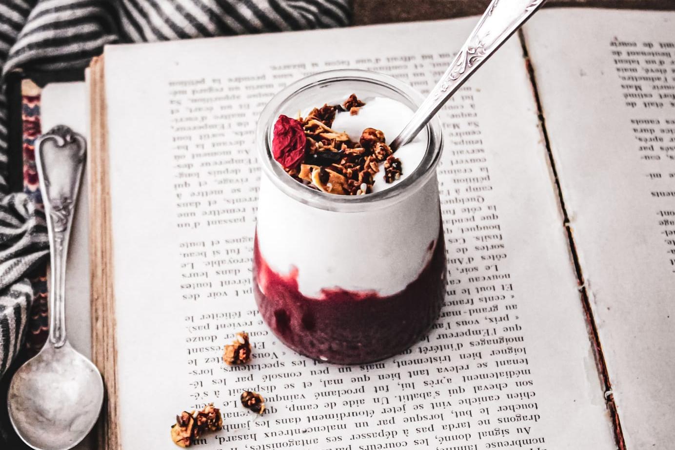Granola et yaourt aux fraises et rhubarbe