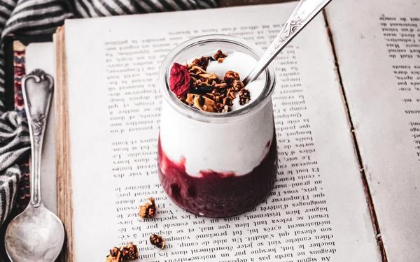 Granola et yaourt aux fraises et rhubarbe