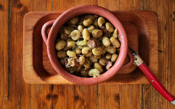 Fèves à la façon des Abruzzes, avec bacon et pecorino