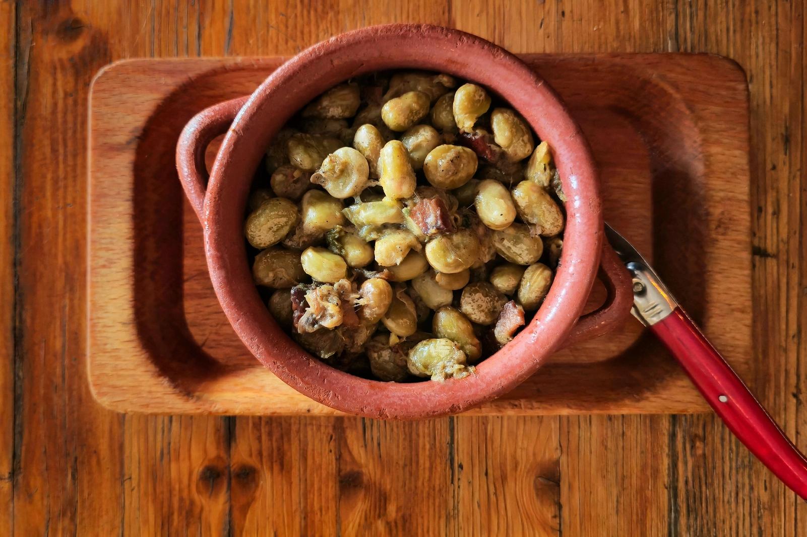 Fèves à la façon des Abruzzes, avec bacon et pecorino