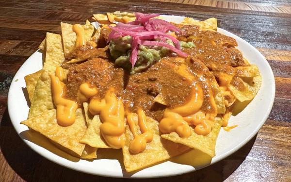 Taco à la crème d’avocat, oignon rouge et sauce à la viande