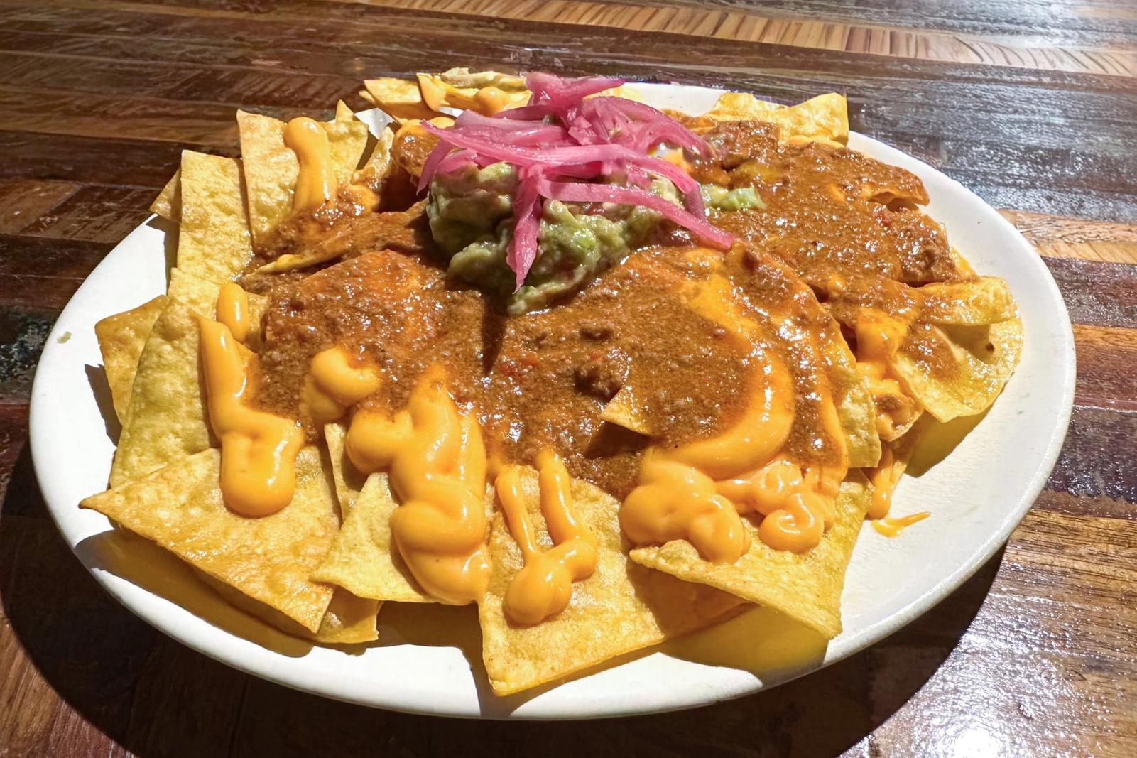 Taco à la crème d’avocat, oignon rouge et sauce à la viande